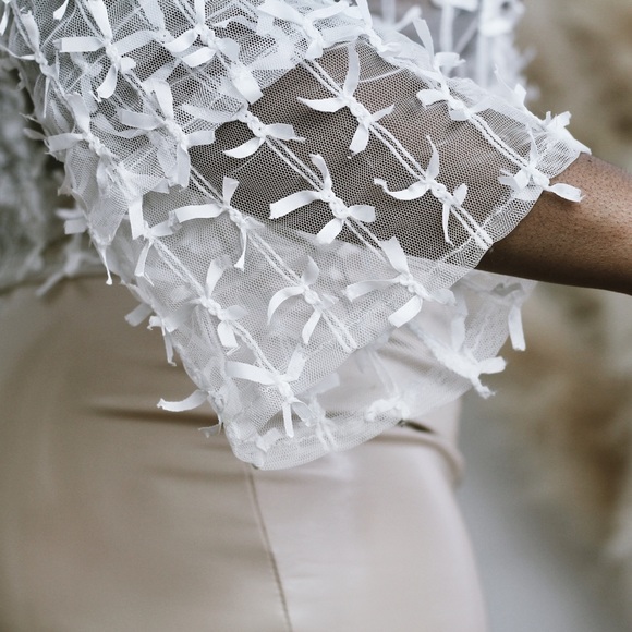 White cropped mesh bow top with bell sleeve - Picture 6 of 6